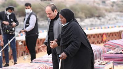 مؤسسة حياة كريمة تنشر صورًا لجولة السيسي في قرية غرب سهيل بأسوان 