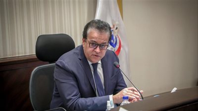 وزير الصحة يناقش مع سينوفاك خطة تطوير لقاح كورونا ضد المتحورات الجديدة 