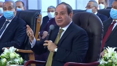 السيسي: ببقى راكب الطيارة وألاقي الناس بتبني خرسانات على البيوت القائمة