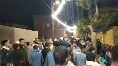 المئات من أهالي دبركي بالمنوفية في انتظار وصول جثامين أسرة المهندس المتوفية بالسعودية | صور 