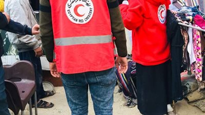 الهلال الأحمر يقدم مساعدات عاجلة لأسرة احترق منزلها بالعريش