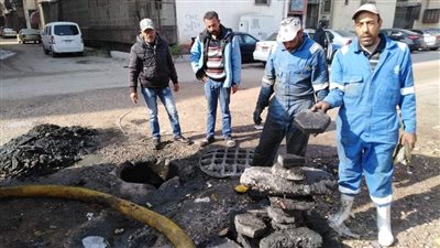 استخراج كتل خرسانية كبيرة خلال أعمال تطهير خطوط صرف صحي ببورسعيد | صور 