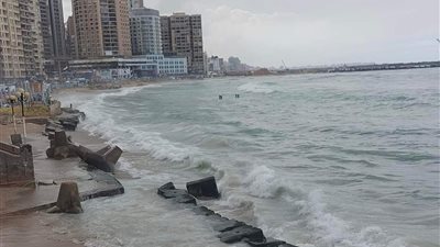 غيوم وسحب كثيفة تغطي سماء الإسكندرية قبل نوة رأس السنة