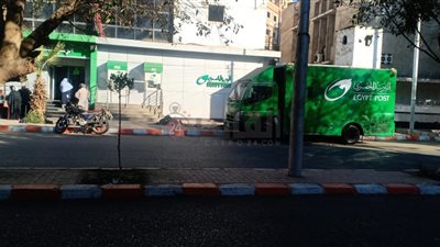 ثابتة أمام المكاتب.. أهالي قرى قنا يشكون عدم تفعيل دور سيارات الخدمات البريدية المتنقلة │ صور