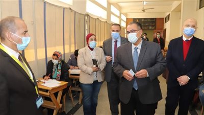 نائب رئيس جامعة عين شمس يتفقد لجان امتحانات كلية التجارة │ صور
