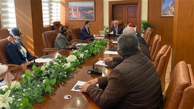 محافظ بورسعيد يلتقي العاملين بإدارة الحوكمة والمجلس الإقليمي للسكان | صور