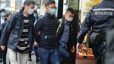 وكالة إخبارية بـ هونج كونج تغلق نشاطها بعد هجوم الشرطة واعتقال مغني بوب شهير