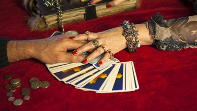 تعرف على حكم الشرع في قراءة التاروت والفنجان مع رأس السنة الجديدة