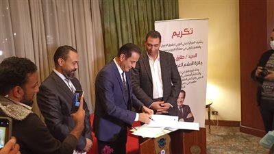 طارق علام: كتاب كيف تكون إنسانا دعوة إلى العودة لأعمال الخير | صور