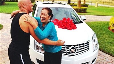 أهدى والدته سيارة.. ذا روك يحتفل بالكريسماس على طريقته الخاصة | فيديوجراف