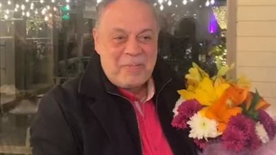 غياب روجينا.. أسرة أشرف زكي تحتفل بعيد ميلاده ومفاجأة من نبيلة عبيد | فيديو