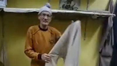 بث مباشر| أقدم مكوجي رجل في أسيوط يروي ارتباطه بالمهنة: شغال بقالي 60 سنة