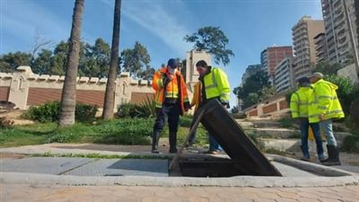 رئيس صرف صحي الإسكندرية يتابع تمركزات سيارات تصريف المياه استعدادًا لـ نوة رأس السنة