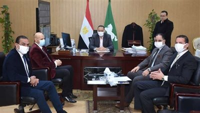 محافظ الشرقية يستقبل مواطنًا تبرع بقطعة أرض لإقامة مركز طبي