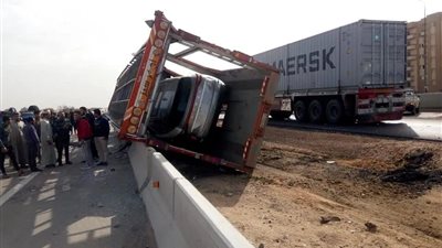 انقلاب شاحنة نقل محملة بسيارات على طريق القاهرة الإسكندرية الصحراوي | صور