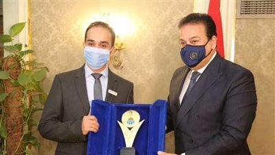 صيدلي مصري يحصل على جائزة نيوتن العلمية الدولية عن عام 2020/2021