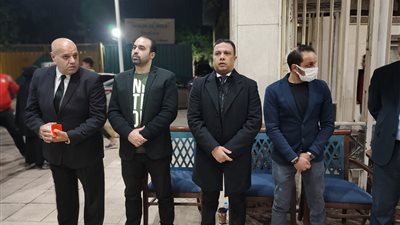 أبرزهم أحمد سليمان.. نجوم الزمالك يقدمون العزاء في وفاة والد حمادة أنور
