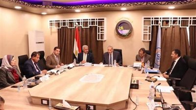 رئيس جامعة سوهاج يستعرض تجربة الجامعة في محو الأمية