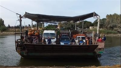 إيقاف معدية بسبب الحمولة الزائدة في البحيرة | صور