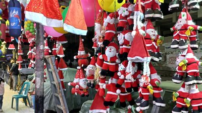 أسواق العريش تتزين لاستقبال عيد الميلاد.. والأسعار في متناول الجميع