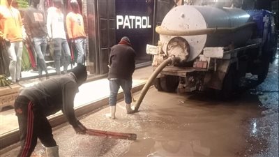 أمطار متوسطة تضرب مدن البحيرة.. والدفع بمعدات الوحدات المحلية لرفع المياه| صور 