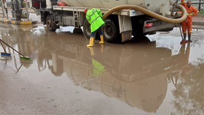 مياه القليوبية تواصل رفع مياه الأمطار بالطرق الرئيسية 