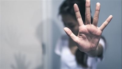 حبس وغرامة.. اعرف عقوبات قانون التحرش بعد وقف إعلان عمرو دياب