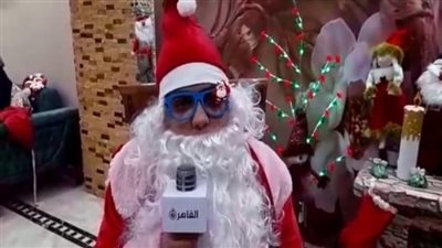 بزي بابا نويل.. شاب مسيحي يوزع هدايا الكريسماس على المواطنين بالإسكندرية │ بث مباشر