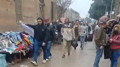 إقبال كبير على سوق الجمعة في السيدة عائشة بالتزامن مع سقوط أمطار غزيرة| بث مباشر