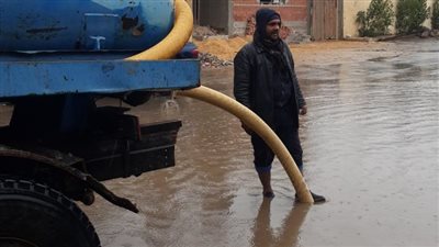 قبل احتفالات الكريسماس.. مياه الفيوم تجوب الشوارع بسيارات الكسح | صور