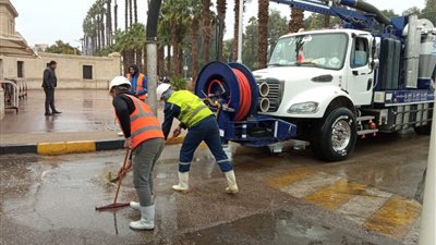 خطة محكمة من محافظة الجيزة للسيطرة على تجمعات الأمطار بالشوارع | صور