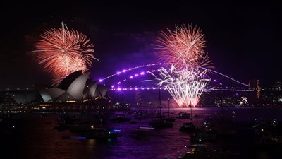 ألعاب نارية واصطفاف المراكب الشراعية.. أستراليا تحتفل بقدوم العام الجديد 2022 │ صور وفيديو
