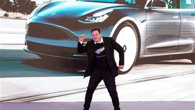 أغنى رجل في العالم يسعى لتحقيق مبيعات قياسية بافتتاحات جديدة لـ تسلا 