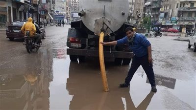 انتشار سيارات كسح مياه الأمطار بشوارع الشرقية | صور
