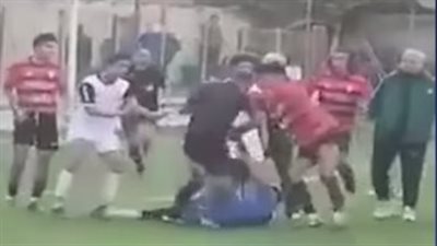خناقة شوارع.. لاعب يعتدي بالضرب على حكم وقرار بشطبه في دوري الناشئين | فيديو