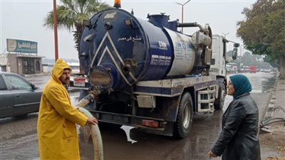 انتشار سيارات شفط المياه بأحياء المنطقة الجنوبية بالقاهرة لرفع تراكمات المياه