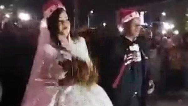 احتفال عروسين بأسوان