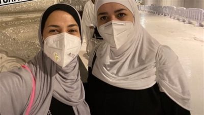 دنيا سمير غانم تحتفل بعيد ميلادها مع شقيقتها في الحرم المكي: عملنا عمرة ودعينا لبابي ومامي