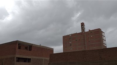 بعد ليلة ممطرة.. سحب ركامية كثيفة تغطي سماء سوهاج | صور