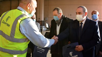 وزير الطيران يتابع سير العمل بـ مطار القاهرة.. ويشيد بجهود العاملين في انتظام الرحلات | صور