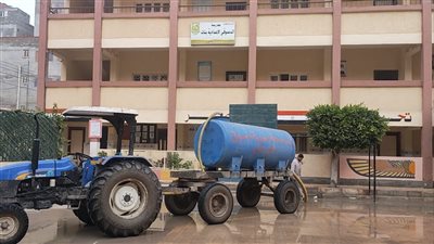 بالتزامن مع تعطيل الدراسة.. كسح مياه الأمطار من داخل ومحيط المدارس بدسوق | صور 