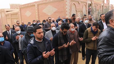 من جامعة القاهرة إلى المقابر.. وصول جثمان جابر عصفور إلى مثواه الأخير