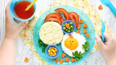 منها الفشار والجبن.. 5 وجبات خفيفة صحية لتغذية طفلك