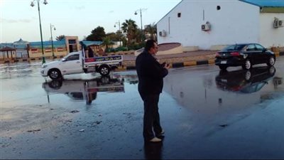 رئيس مدينة سفاجا يتابع إزالة آثار الأمطار وترميم التلفيات | صور