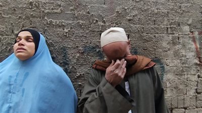 والدة ضحية توزيع التغذية المدرسية بالمنوفية: مستعدة أبيع كليتي لعلاجه.. وشقيقه مريض ضمور بالمخ