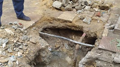 إصلاح كسر خط المياه العمومي بمنطقة استكمال زمزم ببورسعيد 