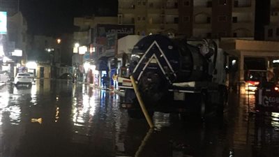 مياه البحر الأحمر تواصل سحب تجمعات الأمطار بشوارع الغردقة | صور