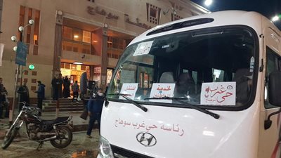 أتوبيسات لنقل المواطنين من محطات السكة الحديد لمنازلهم عقب تأخر القطارات بسبب الطقس السيئ بسوهاج | صور