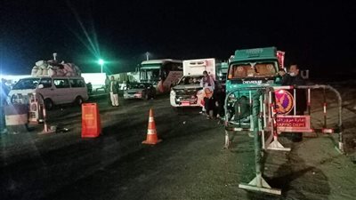 تكدس مئات السيارات بكمين رأس غارب بالبحر الأحمر عقب غلق الطرق بسبب الأمطار والسيول| صور