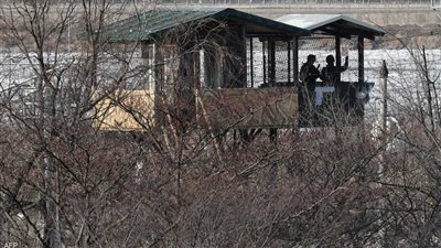 كوري جنوبي يعبر الحدود المحصنة إلى بيونجيانج بكوريا الشمالية